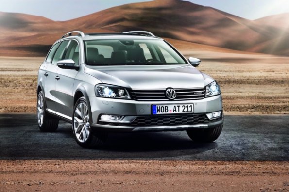 Der VW Passat Alltrack von vorn aufgenommen