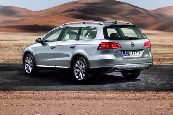 Die Seitenansicht des VW Passat Alltrack