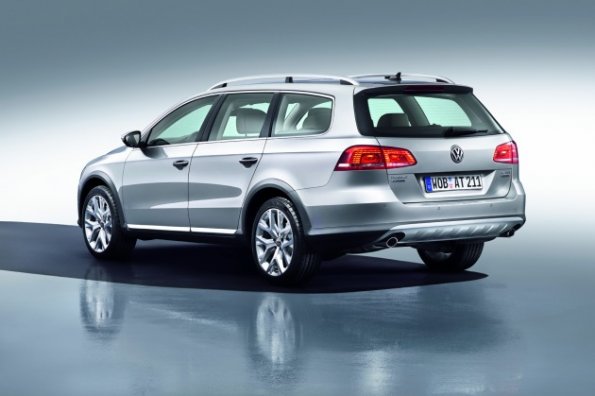 Heck- und Seitenansicht des VW Passat Alltrack