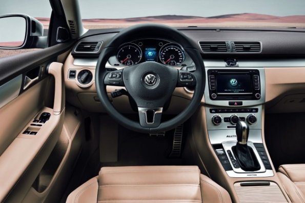 Die Innenaufnahme zeigt das Cockpit des VW Passat Alltrack