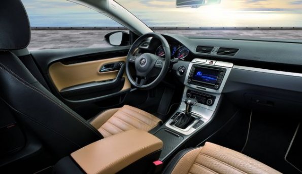 Die vordere Sitzreihe mit Armaturenbrett im VW Passat CC