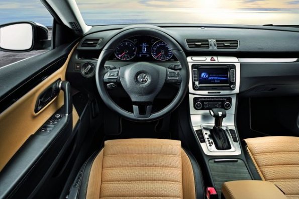 Der Arbeitsplatz des Fahrers im VW Passat CC