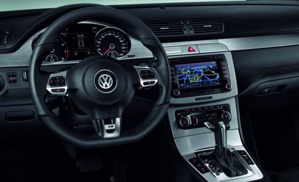 Die R-Line-Ausstattung des VW Passat CC in einer Innenaufnahme