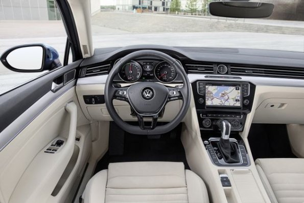 Cockpit des VW Passat GTE