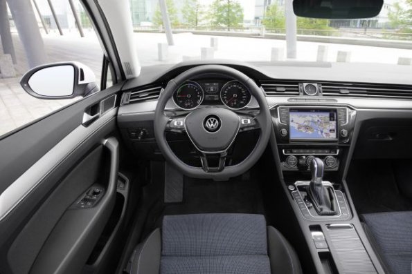 Cockpit des VW Passat GTE