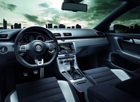 Die Armaturentafel im VW Passat R-Line