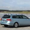 <p>Die Heck- und Seitenansicht des VW Passat TDI BlueMotion</p>