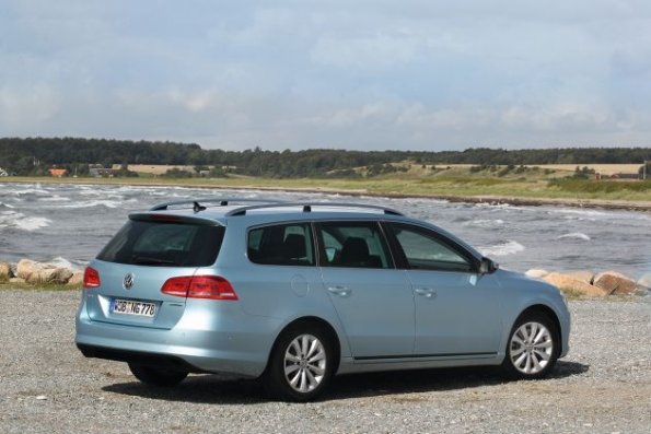 Die Heck- und Seitenansicht des VW Passat TDI BlueMotion