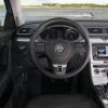 <p>Das Cockpit im VW Passat TDI BlueMotion</p>