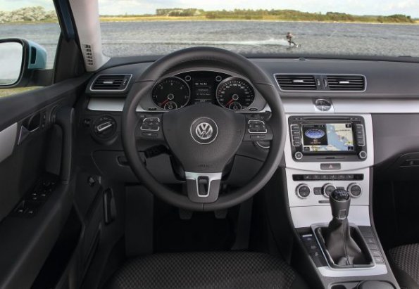 Das Cockpit im VW Passat TDI BlueMotion