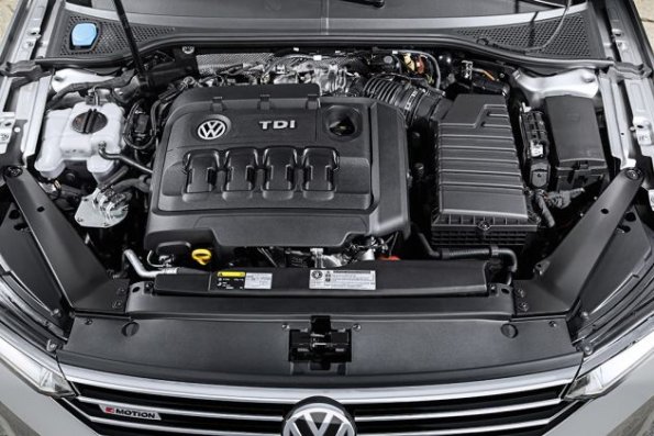 Ein Blick unter die Motorhaube des VW Passat Variant 