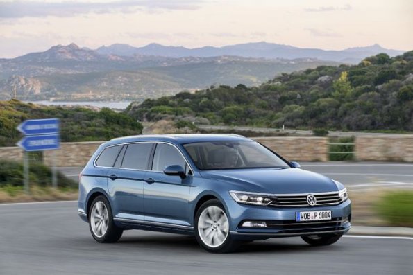 Front- und Seitenpartie des VW Passat Variant 