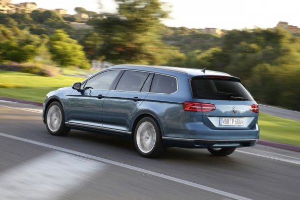 Die Heck- und Seitenpartie des VW Passat Variant 