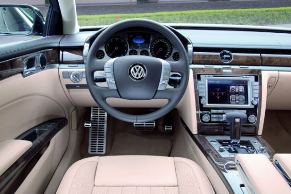 Der Arbeitsplatz des Fahrers im VW Phaeton