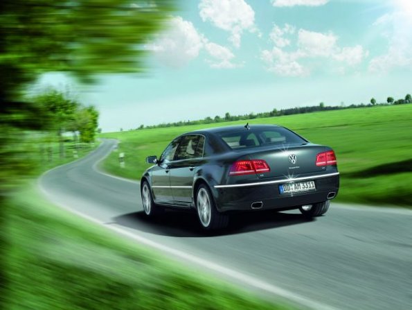 Eine Fahraufnahme zeigt die Heckpartie des VW Phaeton