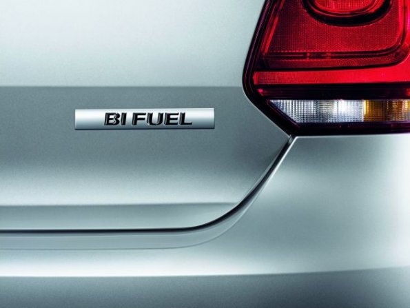 Damit jeder weiß, was unter der Haube los ist: Logo des VW Polo BiFuel