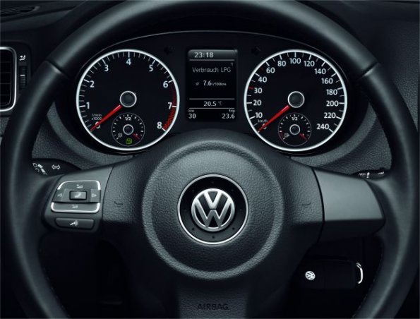 Die Detailaufnahme zeigt das Cockpit des VW Polo BiFuel