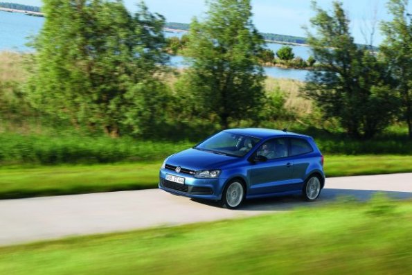 Die Front- und Seitenpartie des VW Polo Blue GT