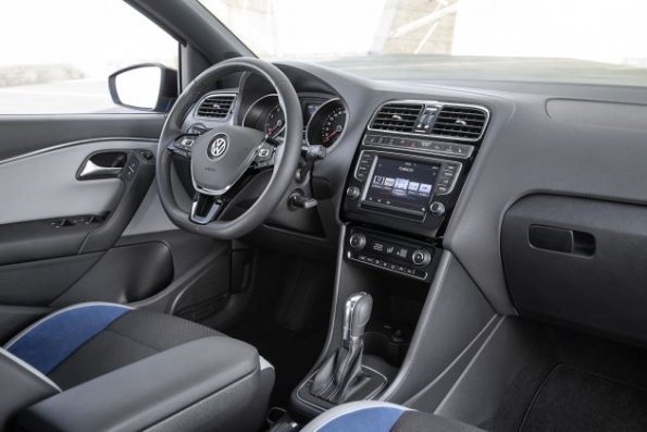 Die erste Sitzreihe und die Armaturen im VW Polo Blue GT