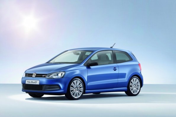 Die Aufnahme zeigt die Frontpartie und die Seite des VW Polo BlueGT