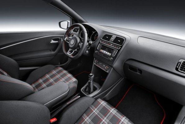 Erste Sitzreihe und Cockpit im VW Polo GTI