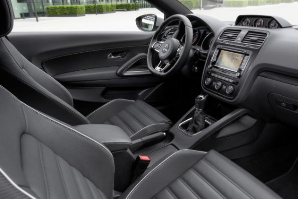 Die vordere Sitzreihe im VW Scirocco 