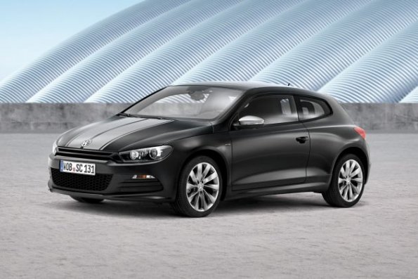 Die Front- und Seitenpartie des VW Scirocco Million