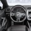 <p>Der Arbeitsplatz des Fahrers im VW Scirocco Million</p>