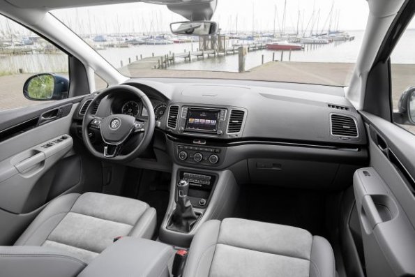 Cockpit und Armaturen im VW Sharan