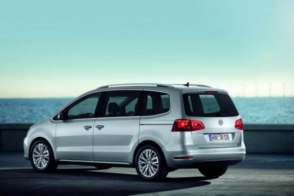 Seiten- und Heckperspektive des neuen VW Sharan 2010