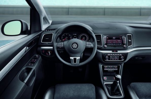 Das Cockpit im VW Sharan 2010