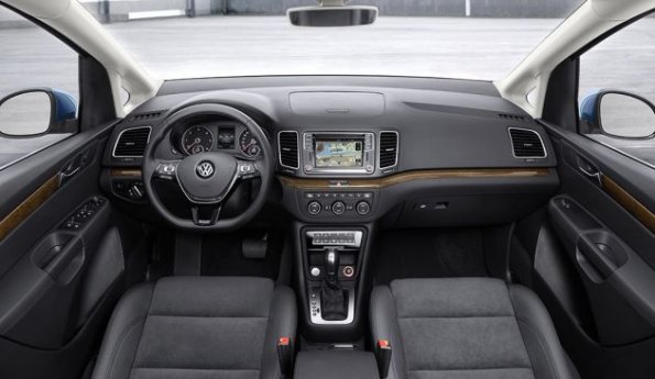 Cockpit und Armaturen im VW Sharan