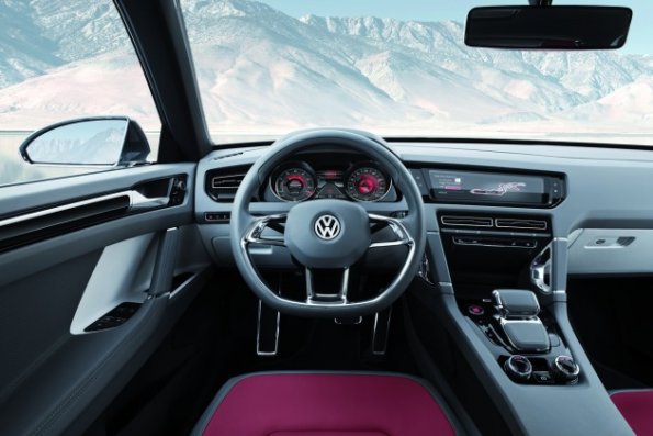 Das Cockpit der VW Studie Cross Coupé