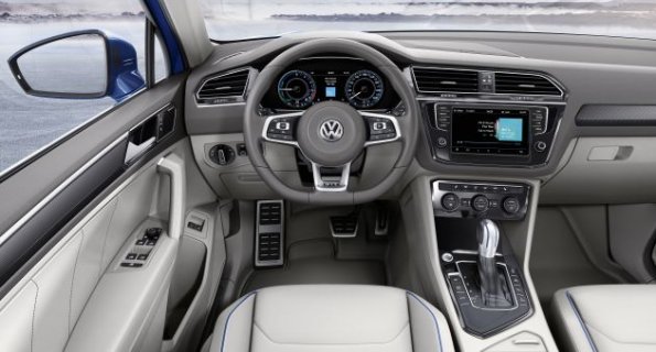 Der Arbeitsplatz des Fahrers in der VW Studie Tiguan GTE