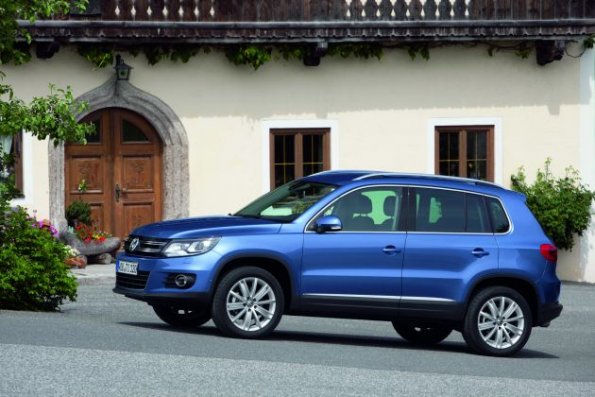 Die Außenaufnahme zeigt den VW Tiguan in der Seitenansicht