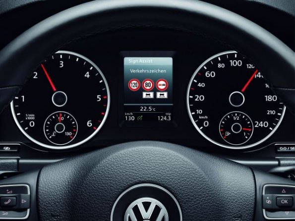 Die Verkehrszeichenerkennung Sign Assist im VW Tiguan