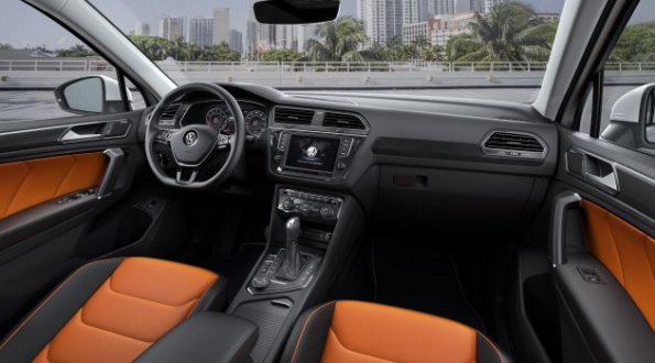 Cockpit und Armaturen im VW Tiguan R-Line 