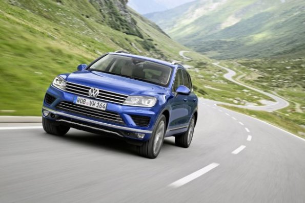 Die Fahrzeugfront des VW Touareg