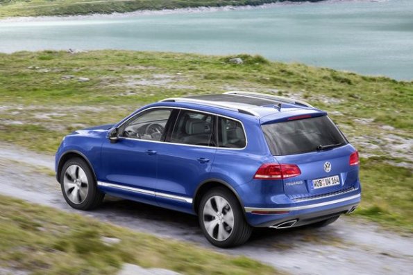 Heck- und Seitenansicht des VW Touareg