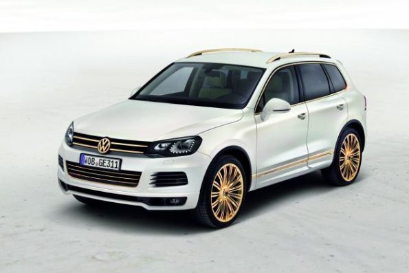 Front- und Seitenansicht des VW Touareg Gold Edition