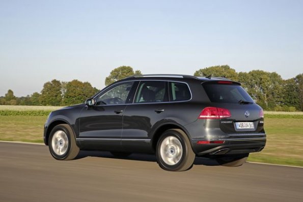 Heck- und Seitenpartie des VW Touareg Hybrid 