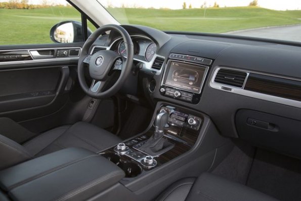 Cockpit und Armaturen im VW Touareg Hybrid 