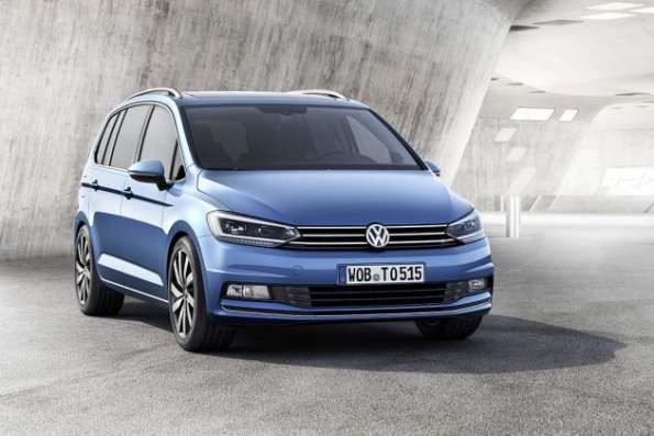 Die Frontansicht des VW Touran