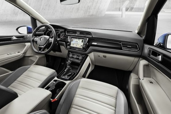 Ein Blick in den Innenraum des VW Touran