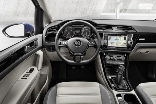 Das Cockpit des VW Touran