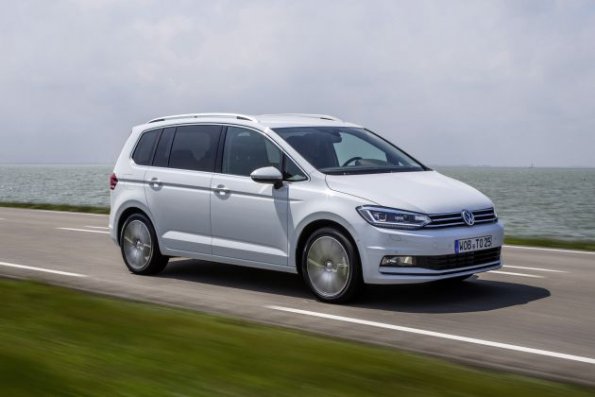 Front- und Seitenpartie des VW Touran