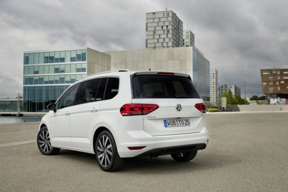 Heck- und Seitenansicht des VW Touran