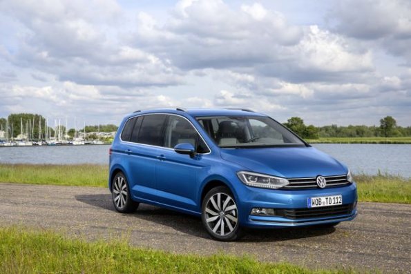 Front- und Seitenpartie des VW Touran