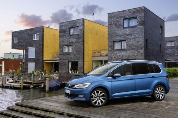 Front- und Seitenpartie des VW Touran