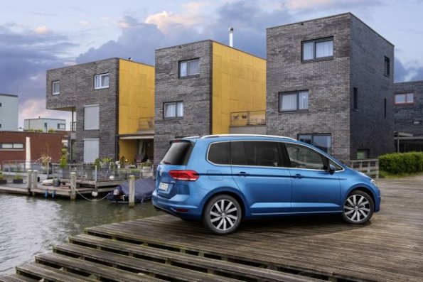 Heck- und Seitenpartie des VW Touran